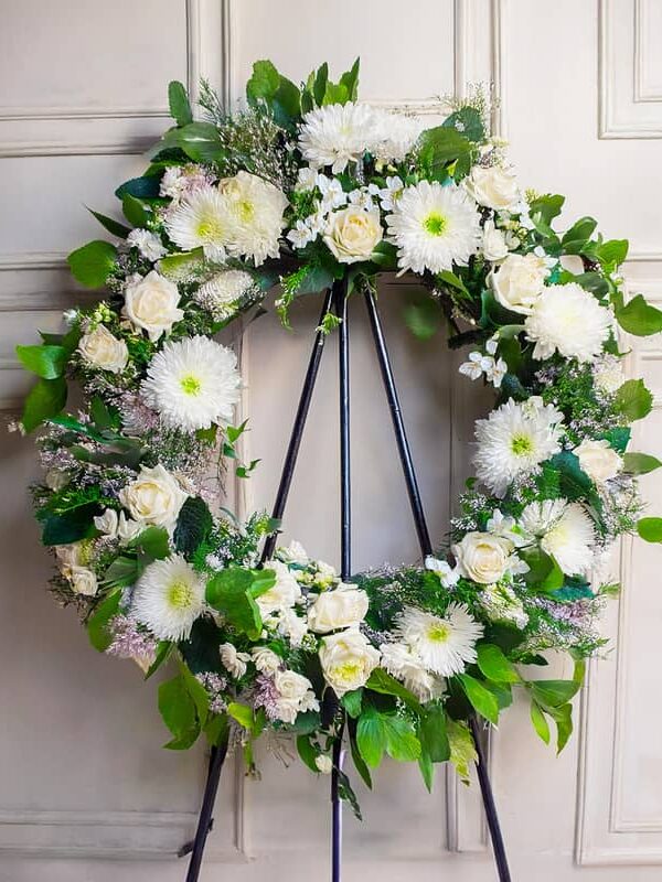 Corona-de-condolencias-blanca-quito