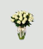 florero para condolencias con rosas blancas y un lazo color blanco la base es de vidrio