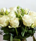 florero-de-rosas-blancas