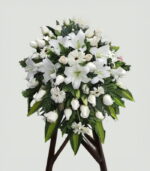arreglo floral Lágrima Blanca con flores como rosas y lirios blancos sobre un trípode